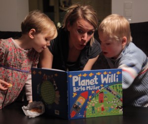 Birte leyendo Planet Willi